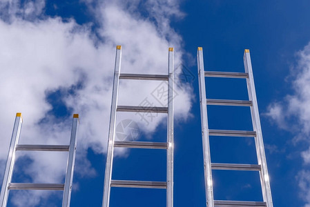 蓝天上的铝梯背景图片