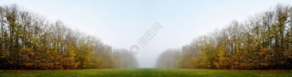 秋日清晨寒冷多雾的风景图片