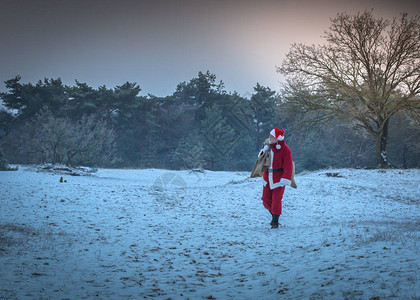 圣诞老人从森林里游来12月图片