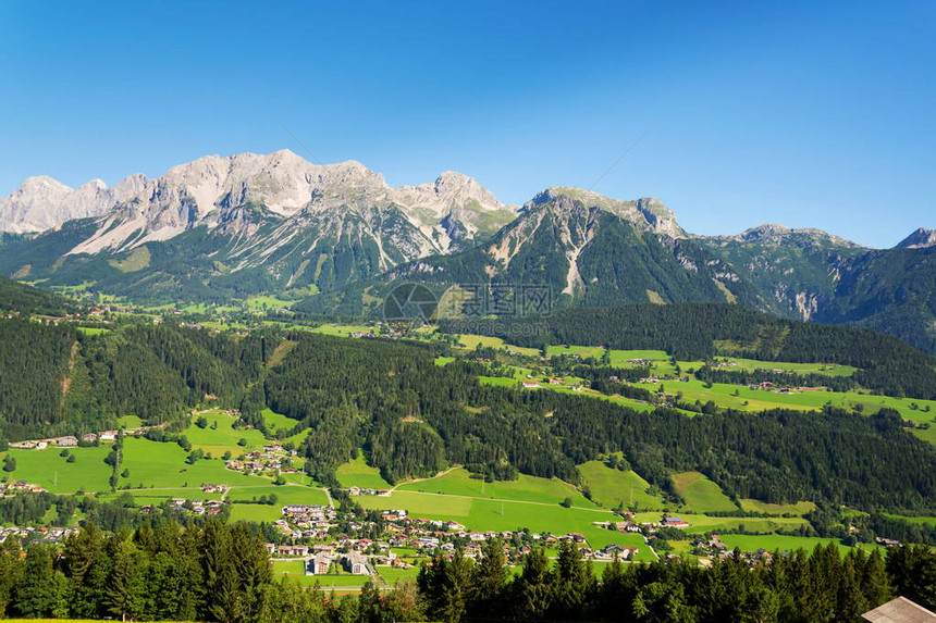 奥地利北姆斯通阿尔卑斯山北部Schladming镇上空的Dachs图片