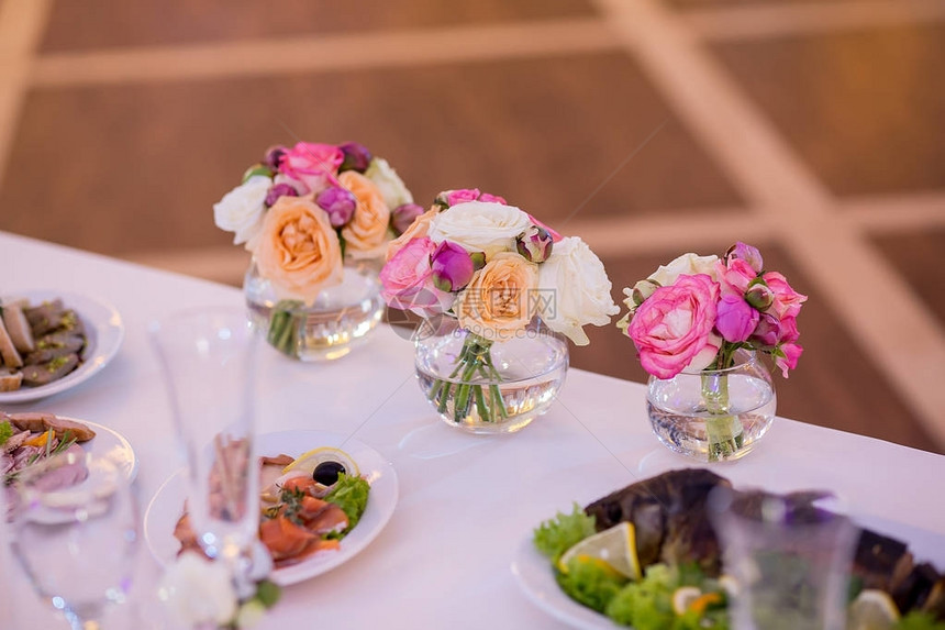 桌上的婚礼装饰插花和装饰餐厅布置粉色和白色花朵图片