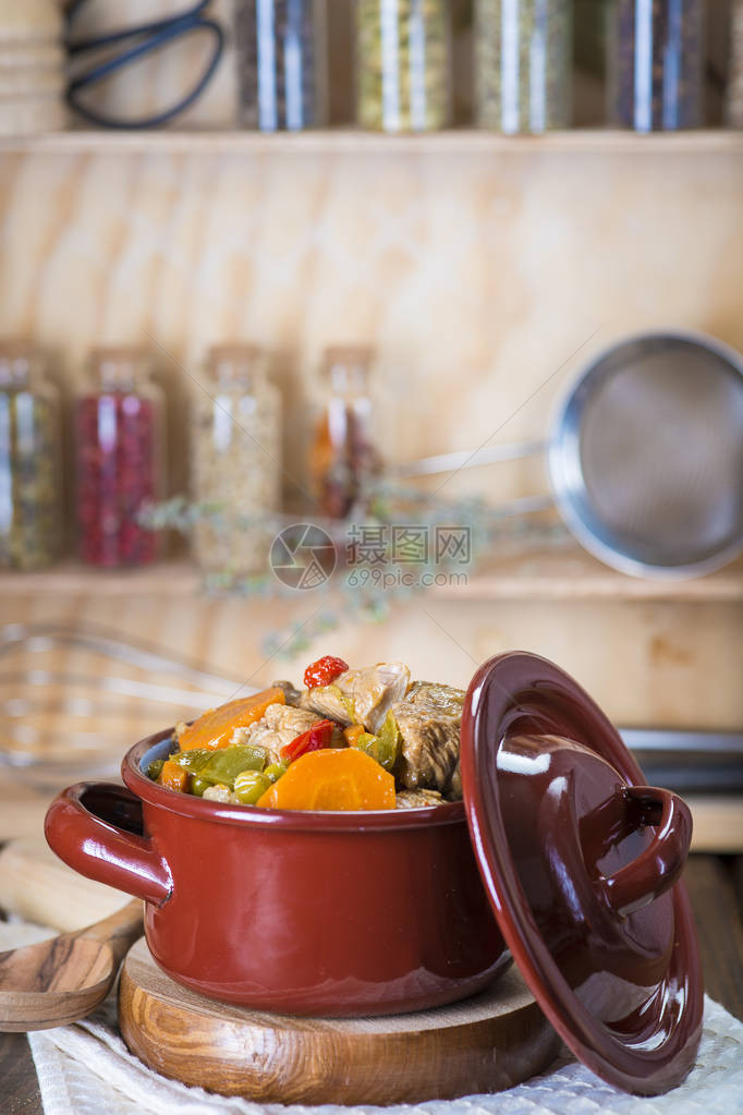 小牛肉炖瓷砂锅里有肉和蔬菜的图片
