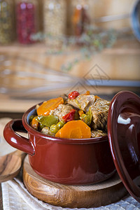 小牛肉炖瓷砂锅里有肉和蔬菜的图片