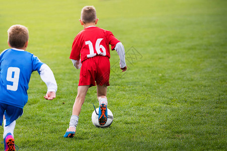 幼儿球员在足球场上比赛图片