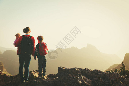 母亲与儿子和小女儿在山上旅行图片