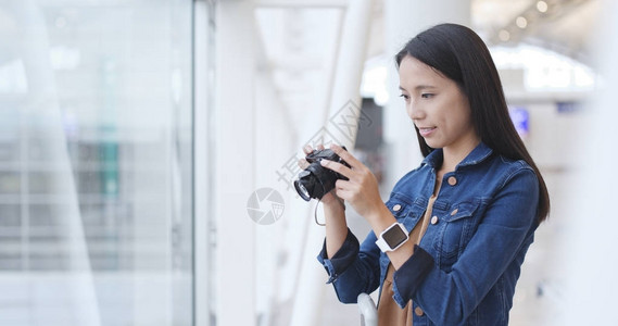 用相机拍照的旅行女人图片