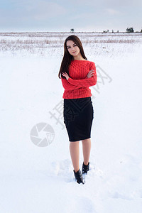 一个女孩在冬天的雪地院子里图片