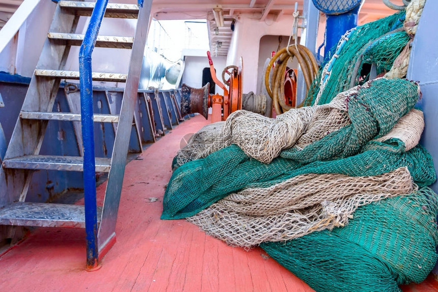 商业渔网在宽敞的船舱露天海图片