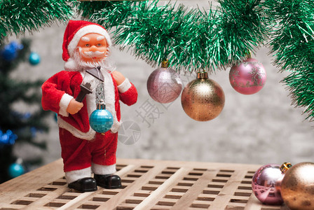 圣诞快乐圣诞老人玩偶金属箔和球图片