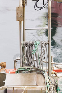 一艘停泊在小港口的渔船的细节图片