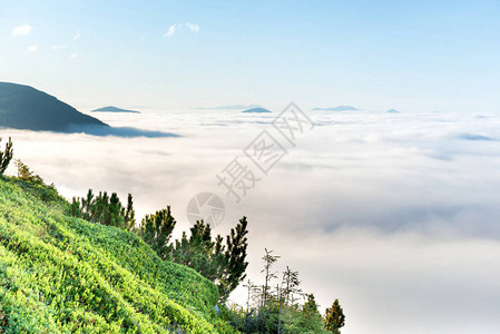 云中的青山日落时雾中青山的景观图片