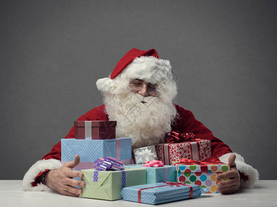 持有礼物圣诞节和假日概念的圣诞图片