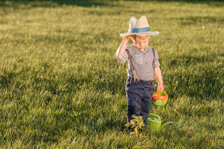 农村一岁小男孩身戴草帽图片