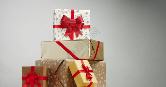 圣诞礼物盒装着美丽的纸和丝带的盒子中图片