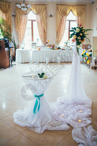 香槟杯和玫瑰在豪华婚礼图片