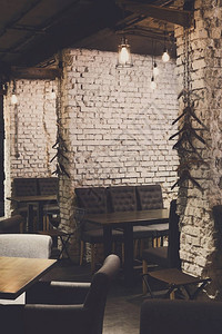 现代餐厅的内地当代设计以阁楼风格大舒适大厅桌椅和有砖墙的私人小屋图片