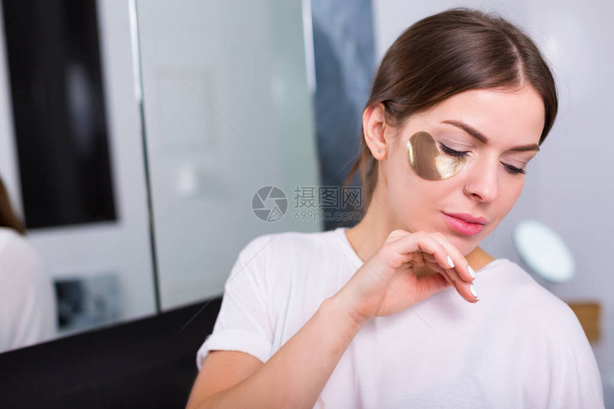 早上涂水凝胶眼罩的女人图片