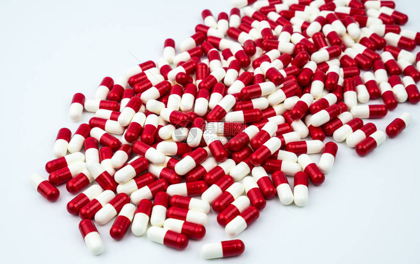 白色背景上的红色白色抗生素胶囊丸图片