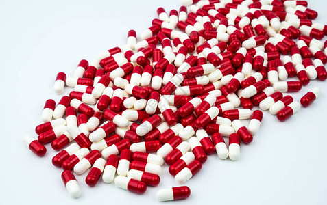 白色背景上的红色白色抗生素胶囊丸背景图片