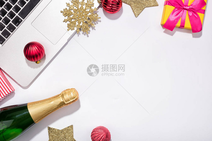 圣诞假期组合物白色背景上有一瓶香槟文图片