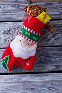 圣诞时装满圣诞老人的礼物泰迪熊和黄礼盒图片