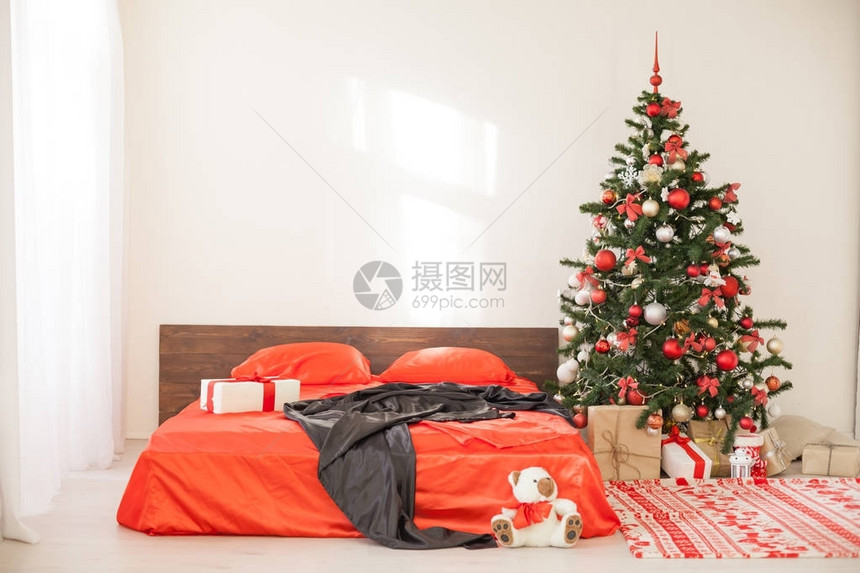 卧室配圣诞圣诞树装饰床图片