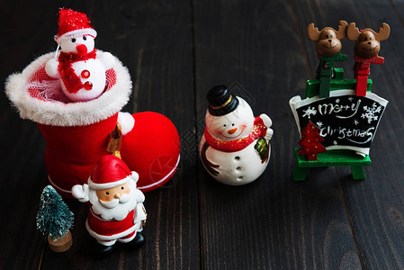 圣诞背景装饰着圣诞老人红袜子雪人树和圣诞快乐标志图片