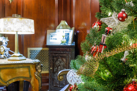 旧室内装饰圣诞树的特写图片