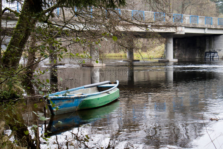 河上的渔船秋天河和小船在水面上河图片