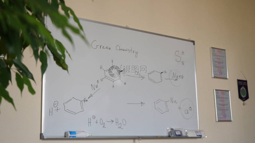 化学公式白色黑板上的有机化学公式黑板图片