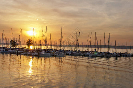 日落在有游艇的港口船在港口图片