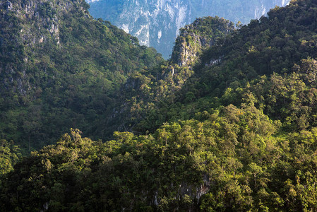 蓝天的DoiLuangChangDao山自然景象图片