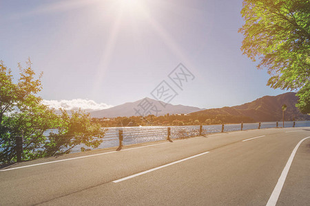 美丽的道路风景与湖泊和山脉景观背景旅行交通公路旅行图片