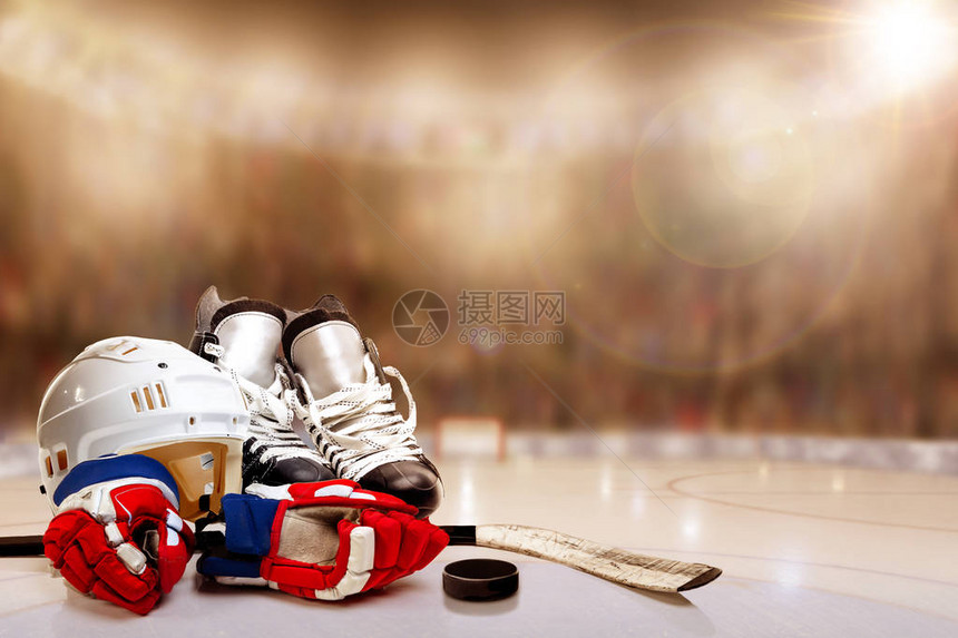 低角度的冰球头盔溜冰鞋图片
