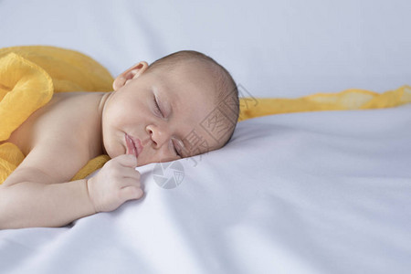 睡觉美丽的新生婴儿图片
