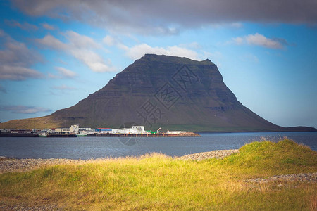西冰岛Kirkjufell山脉地貌在蓝色图片