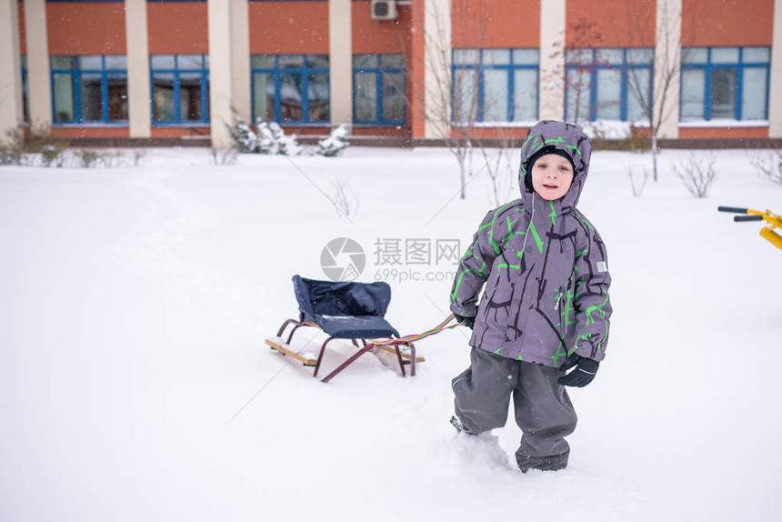 快乐的孩子在寒冬城市户外散步图片
