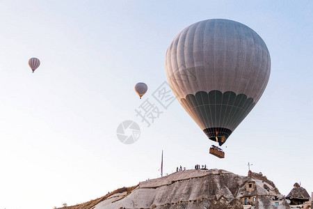 热气球飞越卡帕多西亚土图片