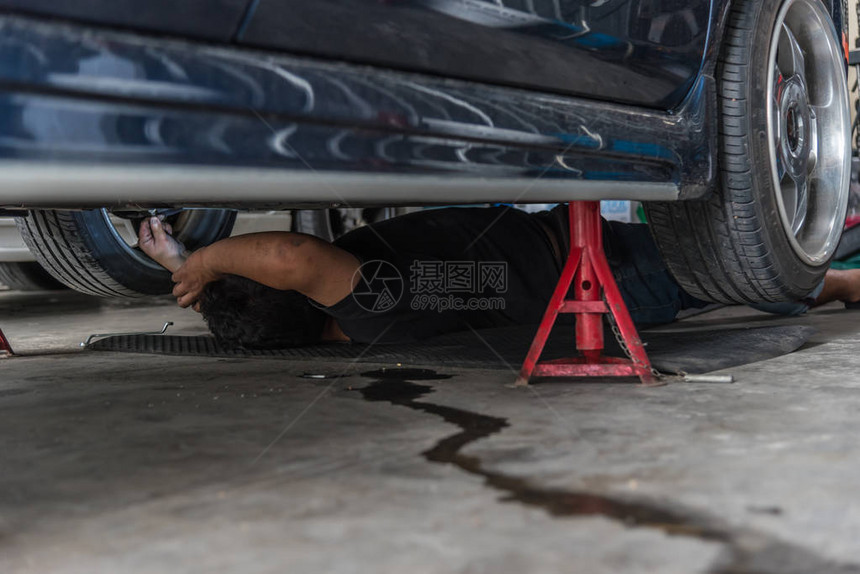 汽车修理工或维修人员在车库或维修店检查汽车发动图片