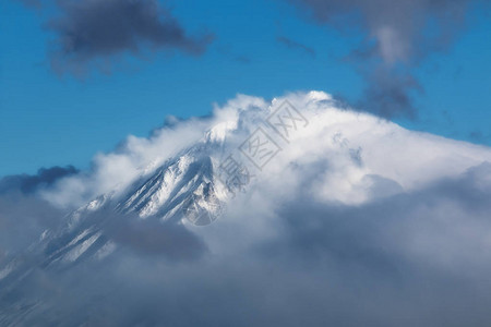 冬季太平洋Kuriltai山脊上的雪覆图片