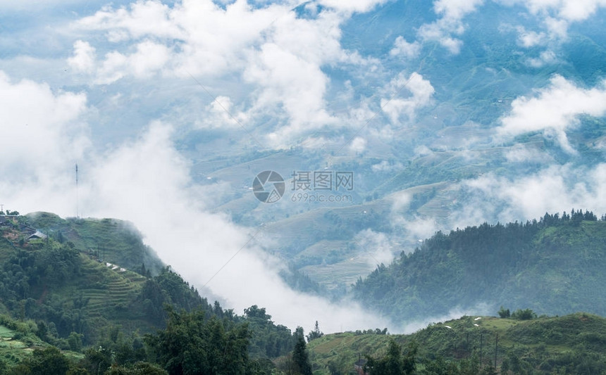 Pa附近有稻田和雾的美丽的山峰图片