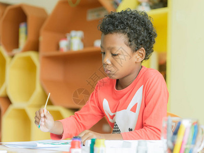 美国男孩在幼儿园教室学龄前图书馆和儿童教育概念中图片