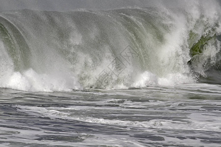 用风浪打破海浪葡萄牙北部海岸图片