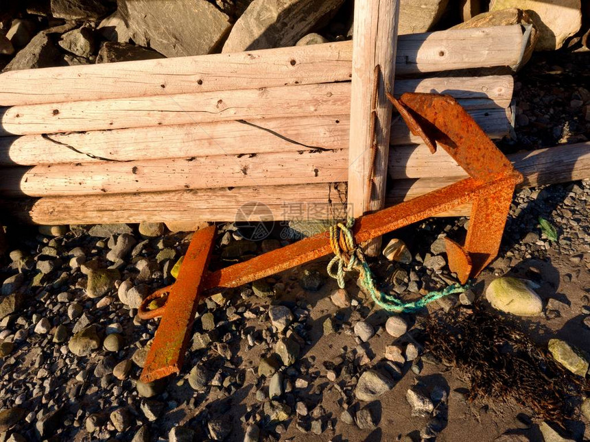 古老的生锈锚在石灰海岸被遗忘图片