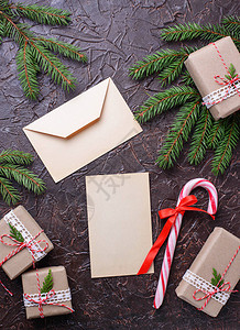 圣诞节背景礼品盒糖果手杖和信顶视图图片