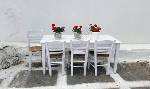 希腊Mykonos岛一家街头餐馆的白桌图片