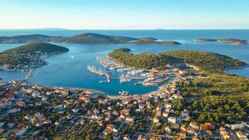 克罗地亚游艇俱乐部和Marina航空观察图片