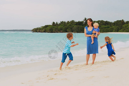 母亲和孩子的母亲在热带海滩上散图片