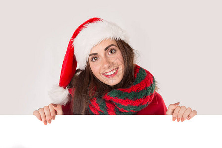 快乐和美丽的女孩在圣诞节带着雀斑拿背景图片