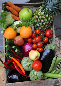 篮子里装着刚收获的新鲜水果和蔬菜图片
